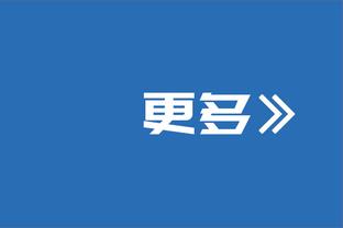 每体：莱万参加慈善活动，现场向拉玛西亚员工赠送签名书籍